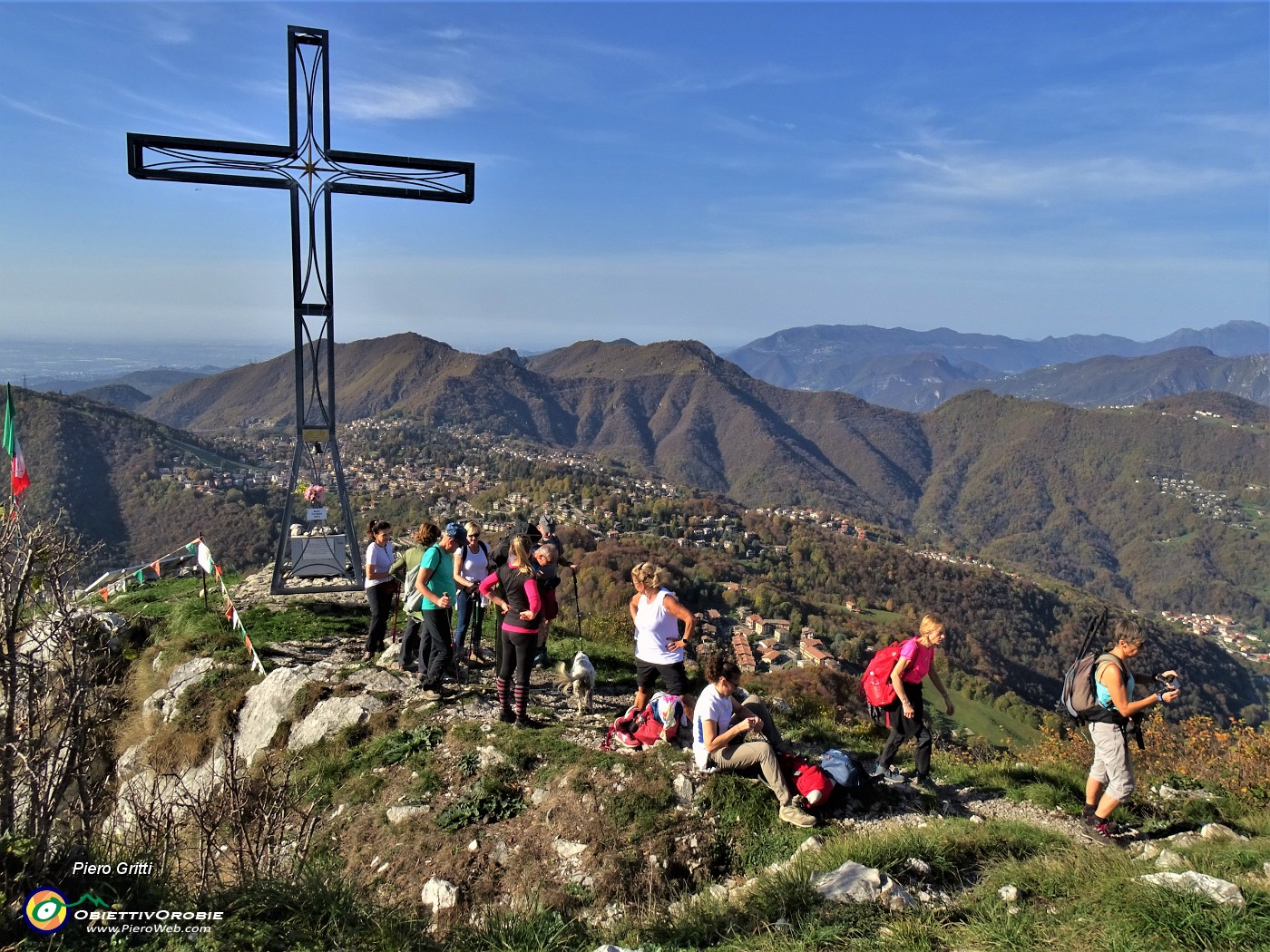 55 Con noi alla croce di vetta Coirnagera anche numerosi amici del Gruppo Camminatori Verdellino.JPG